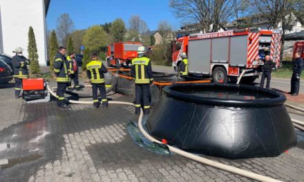 Verheerender Waldbrand: Feuerwehren aus Balve und Neuenrade schaffen Löschwasser heran