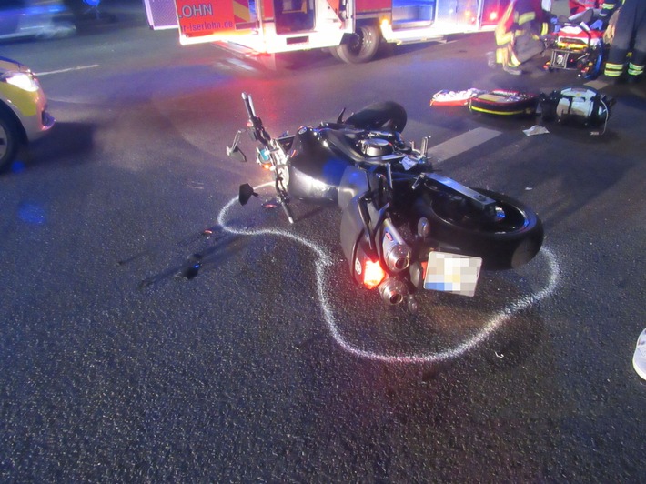Biker aus Iserlohn schwer verletzt – Unfallverursacherin soll bei Rotlicht in Kreuzung gefahren sein
