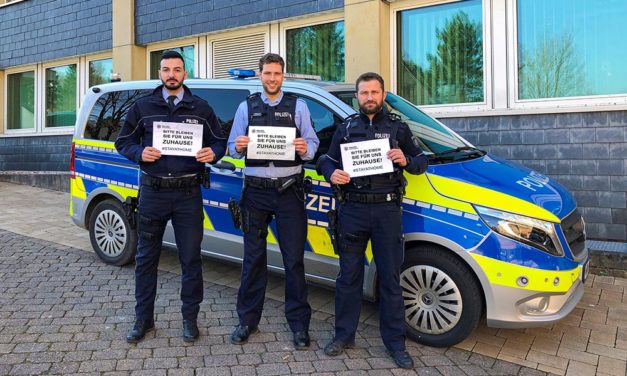 Pkw-Fahrer nickt auf Autobahn ein
