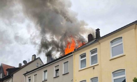 Nach Dachstuhlbrand sucht Polizei Zeugen