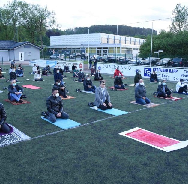 100 Muslime eröffnen Zuckerfest auf dem Sportplatz in Balve
