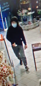 Wer erkennt den Tatverdächtigen anhand seiner Kleidung? Foto: Polizei MK