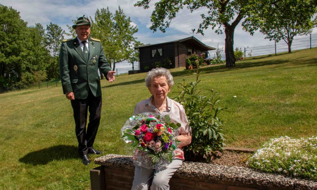 VOLKRINGHAUSEN: Prächtiger Blumenstrauß für die Königin von 1950