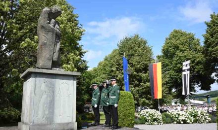 Vorbildlicher Arbeitseinsatz der Jugend am altehrwürdigen Ehrenmal in Garbeck