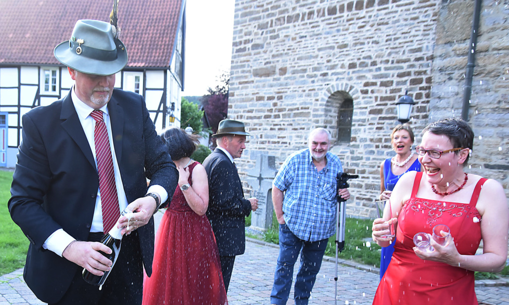 IMPRESSIONEN: „Himmlischer Hofstaat“ lässt Sektkorken vor Balver Dom knallen