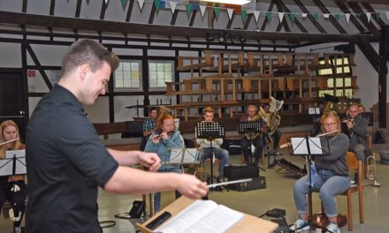 Farbige Orchesterprobe im Golddorf mit dem neuen Dirigenten