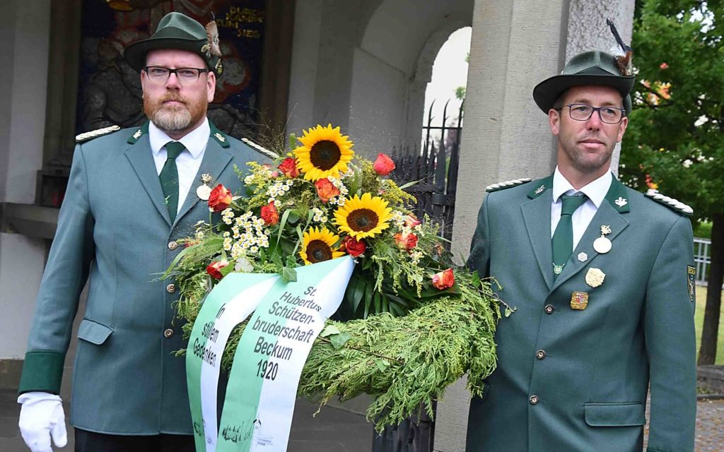 FOTOGALERIE – Schützenbruderschaft Beckum: Open-Air-Messfeier – Blick in renovierte Kirche und Kranzniederlegung