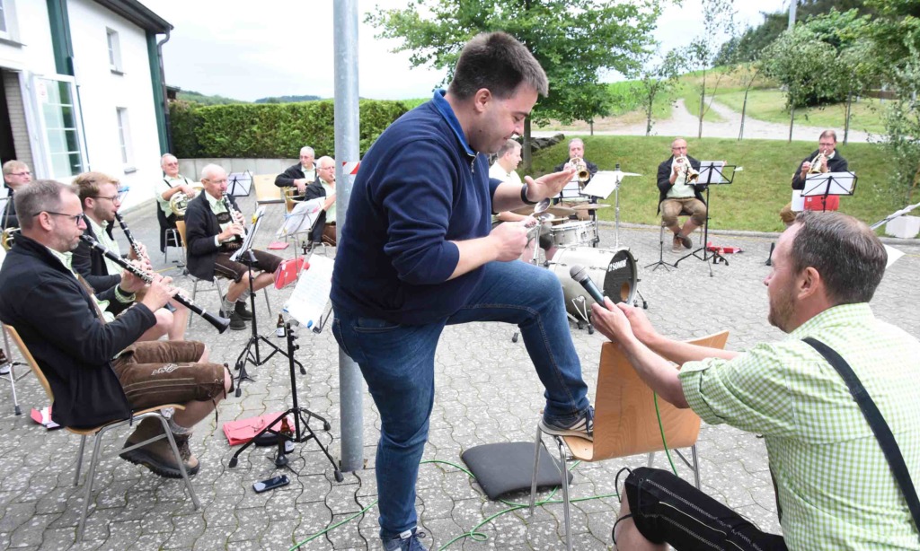 „Amicitia-Präsident“ Volmer löst Begeisterungssturm bei Schützenfestmusik und Currywurst aus