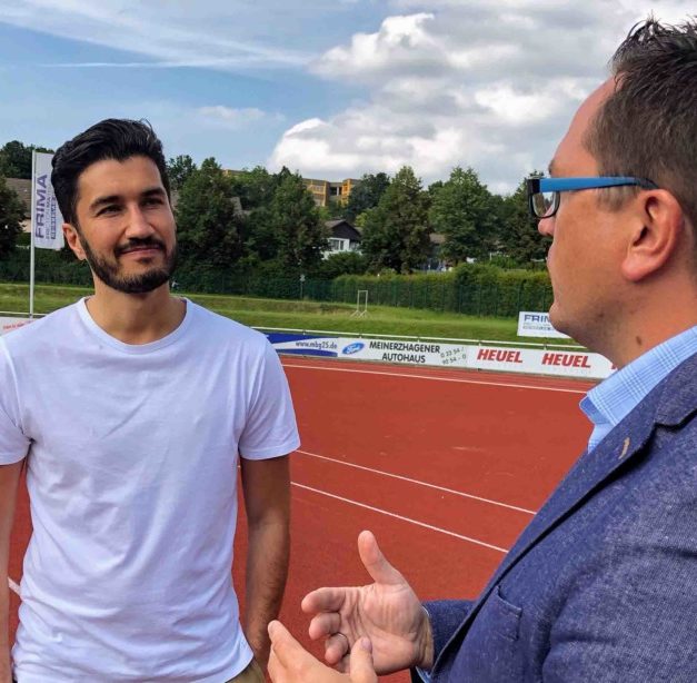 Bundesliga-Fußballer Nuri Sahin und MdL Marco Voge tauschen sich beim RSV Meinerzhagen über Fördermittel aus