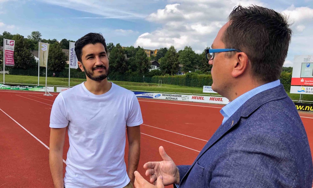 Bundesliga-Fußballer Nuri Sahin und MdL Marco Voge tauschen sich beim RSV Meinerzhagen über Fördermittel aus