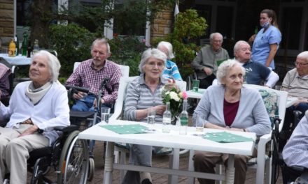 FOTOGALERIE: Schützenkönig, „Himmlischer Hofstaat“ und MV Balve zaubern Lächeln auf Gesichter der älteren Menschen – TEIL 2