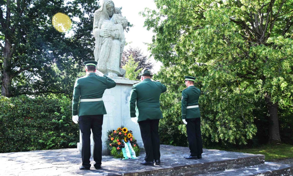 Schützenbruderschaft Garbeck gedenkt ihrer verstorbenen Mitglieder am Ehrenmal