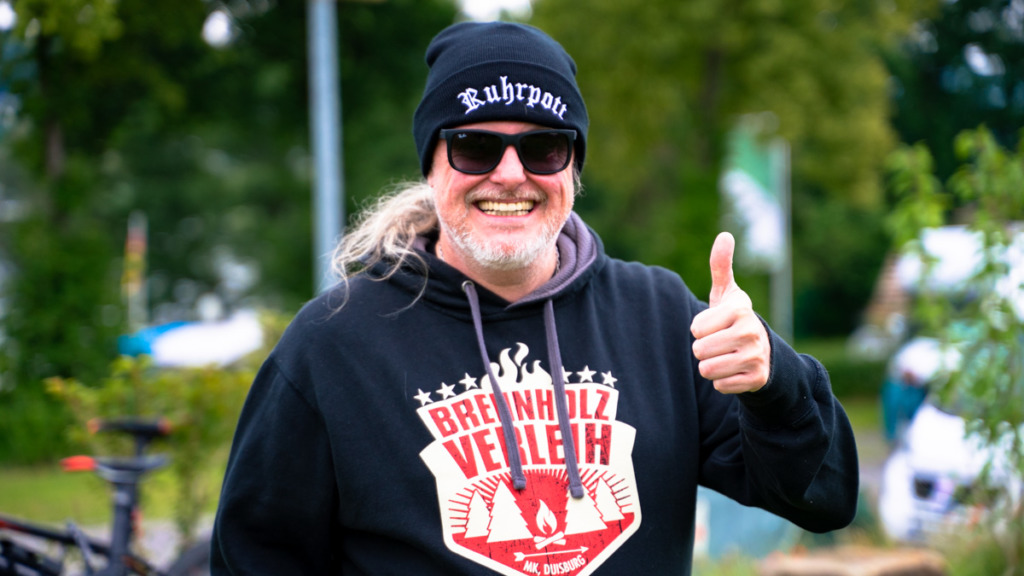 „Der Mann hinter dem Bauch“ war live am AiRnah Café – Morgen kommt Comedy-Star