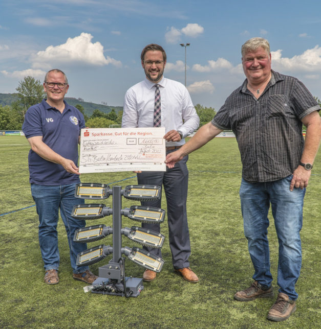 SG Balve/Garbeck investiert 35.000 Euro auf dem „Holloh“ – Sparkasse spendet für neue LED-Flutlichtanlage