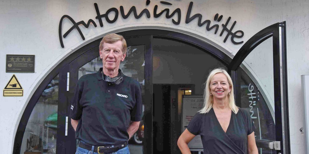 Hotel-Chef Britta Spiekermann geht mit Rallye-Legende Walter Röhrl auf die Rennpiste