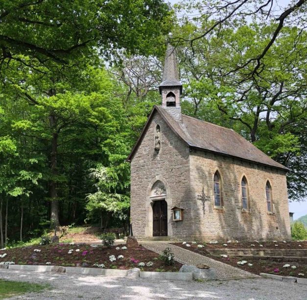 Wütender Kirchenvorstand: „Jetzt reicht es – Vorplatz der Piuskapelle verkommt zur Partymeile“
