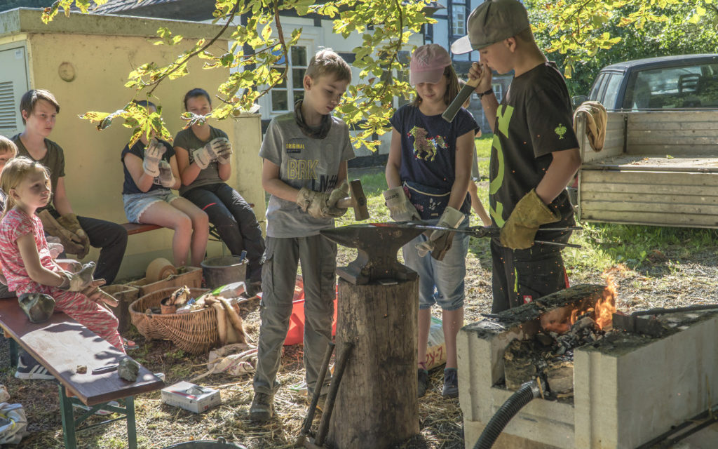 MOMENTAUFNAHMEN: Kinder schlagen an Luisenhütte mit dem Hammer zu