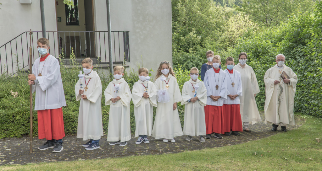 Fünf junge Christen empfangen in L.A. erstmals Sakrament der Eucharistie