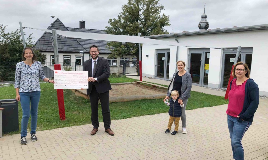 FV „Bärenstark“ freut sich: Sparkasse spendet 1.000 Euro für Sonnensegel