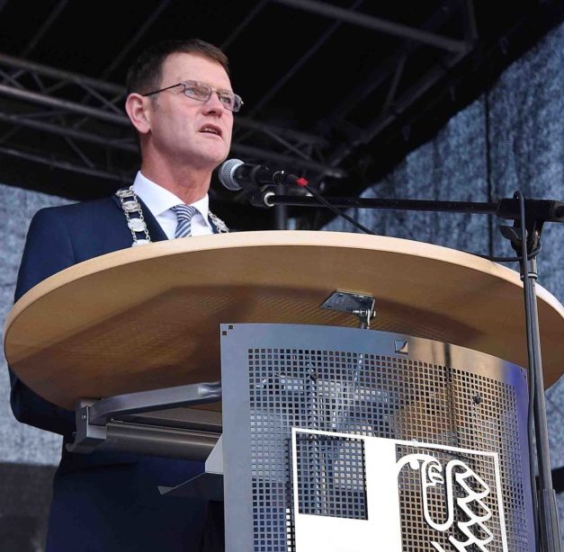 Festakt „Drostenplatz“: Scharfe Kritik an Bürgermeister Mühling