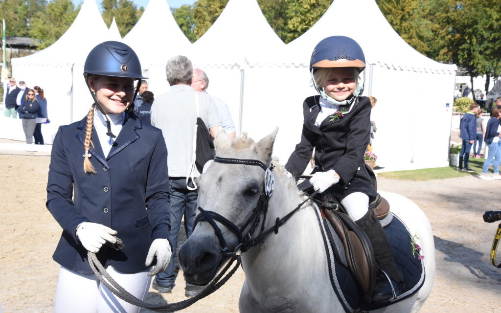 FOTOGALERIE: Tomma-Marie aus Mellen strahlt beim Pony-Führzügel-Wettbewerb mit der Sonne um die Wette