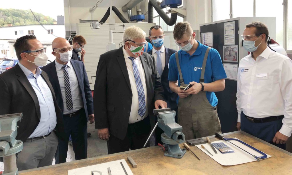 NRW-Arbeitsminister besucht Lhoist-Werk im Hönnetal – Laumann: „Gute Ausbildung ist Versicherung gegen Arbeitslosigkeit“