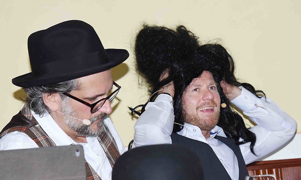 Theaterschauspieler Semmelrogge und Heuel begeistern in Beckum mit „Der bucklige Frosch aus der Themse“