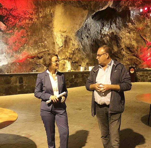 HEUTE ABEND: Heimatministerin Scharrenbach begeistert von Balver Höhle – Brudermeister Rapp lädt sie zum Schützenfest 2021 ein