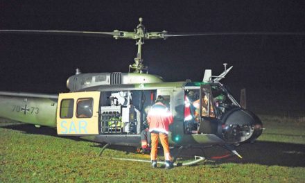 Bundeswehr-Hubschrauber versucht derzeit schwer verletzten Freizeit-Kletterer aus Steinbruch in Beckum zu retten