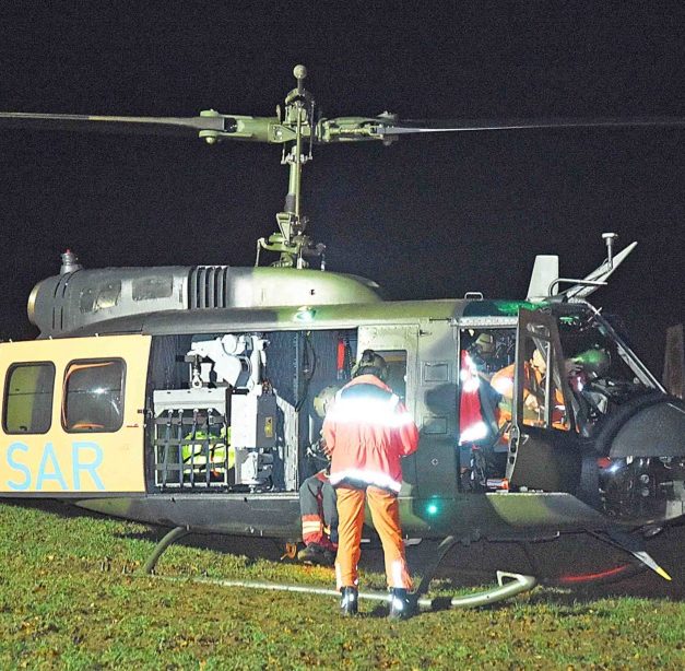 Bundeswehr-Hubschrauber versucht derzeit schwer verletzten Freizeit-Kletterer aus Steinbruch in Beckum zu retten