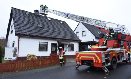 GARBECK: Flammen über Wohnhaus-Dach schrecken Spaziergänger auf