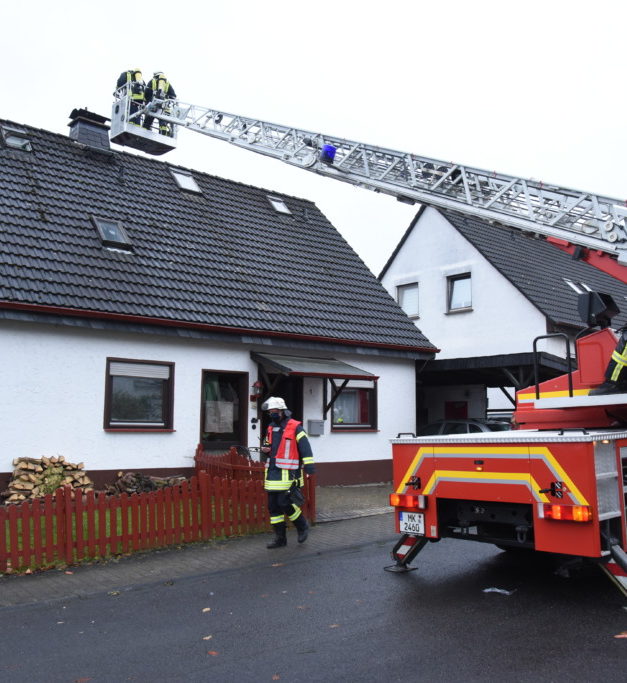 GARBECK: Flammen über Wohnhaus-Dach schrecken Spaziergänger auf