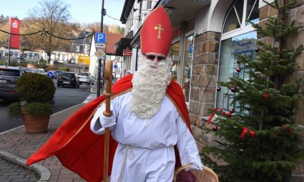 ZUFRIEDENHEIT: Nikolaus und adventliche Klänge sorgen für Belebung des Advents-Shoppings in Balve