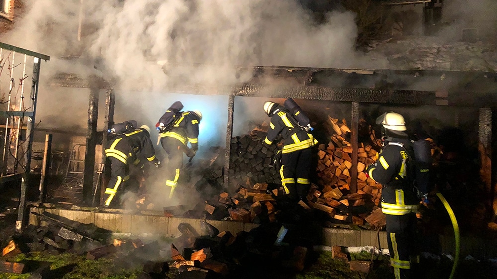 Glutnester im Brennholzstapel forderten Feuerwehr