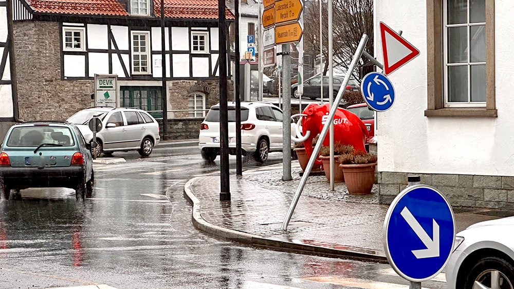 Schild am Kreisverkehr in Balve touchiert
