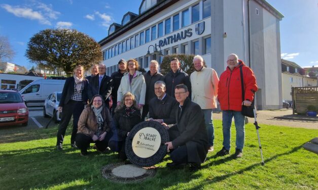 „Goldener“ Gullideckel symbolisiert Partnerschaft von Stadt Balve und Ruhrverband