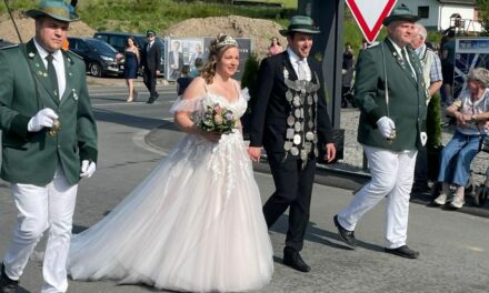 Königspaar Marian Mertens und Annika Smid präsentiert sich