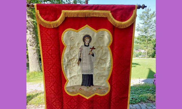 Pater Pius weiht an der Piuskapelle alte Fahne neu