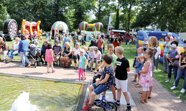 Die Kinder toben im Stadtpark