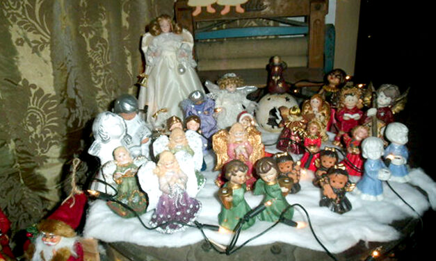 Lichterketten und bunte Kugeln für Weihnachten