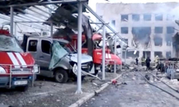 Ein altes Feuerwehrfahrzeug wird in die Ukraine überstellt