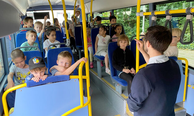 „Bus-Schule“ stärkt Kinder im Straßenverkehr
