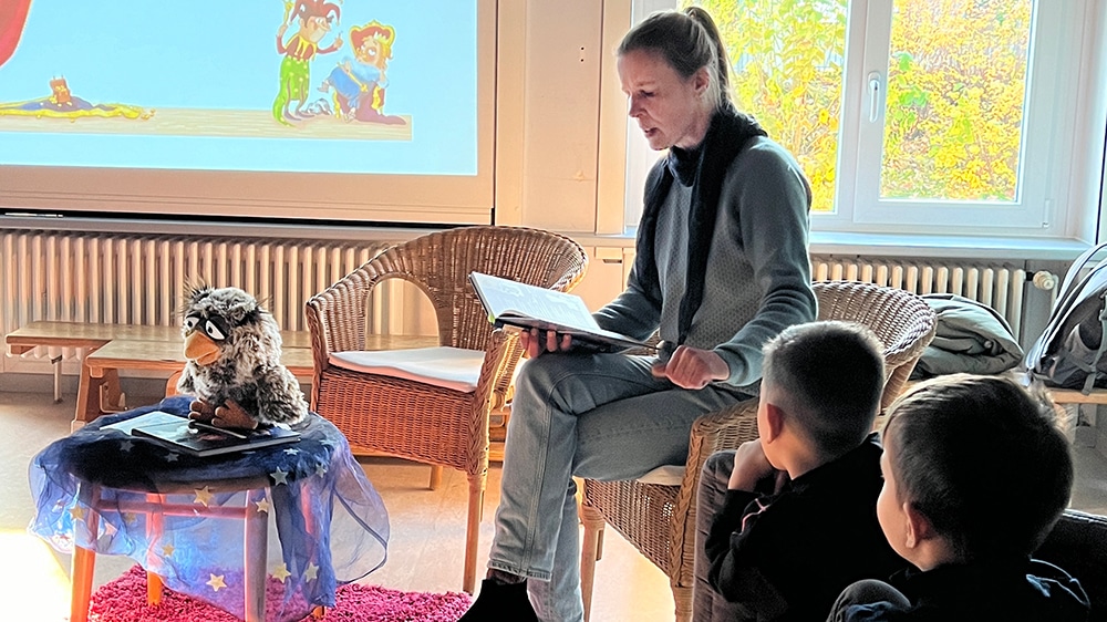 Anne Ameling und die Eule lasen in Kindergärten