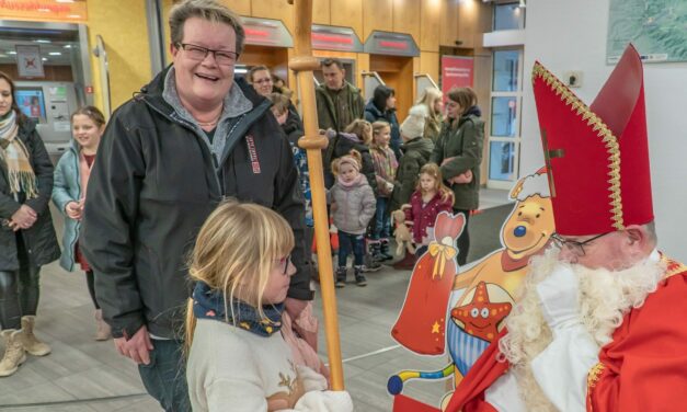 Nikolaus beglückt 44 Kinder in der Balver Sparkasse