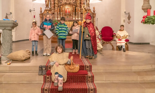 Kommunionkinder führen schönes Nikolausspiel in der Kirche auf
