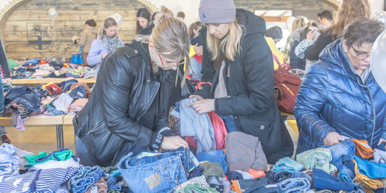 Trödelmarkt für den guten Zweck lockte nach Langenholthausen