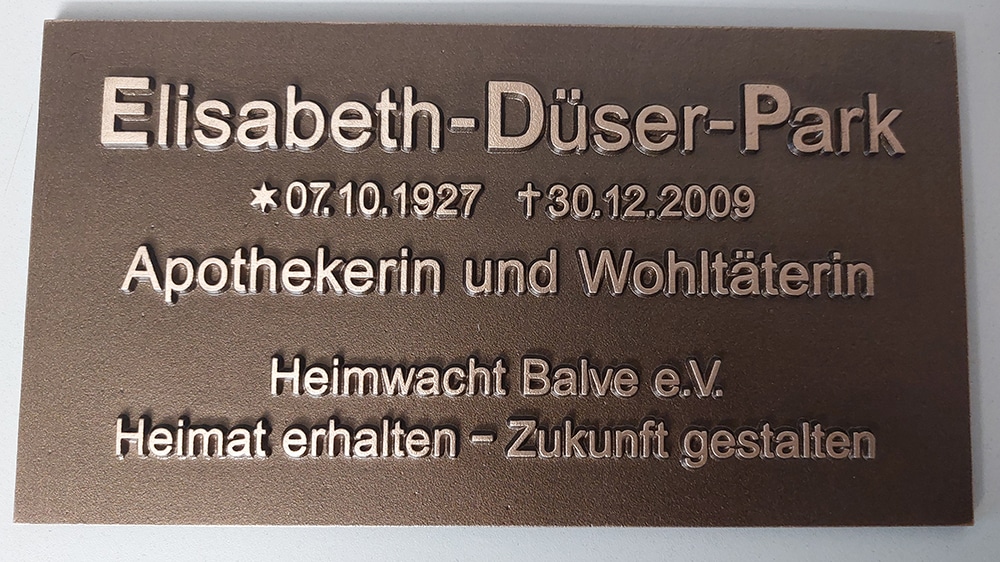 Bronzetafel wird im „Elisabeth-Düser-Park“ enthüllt