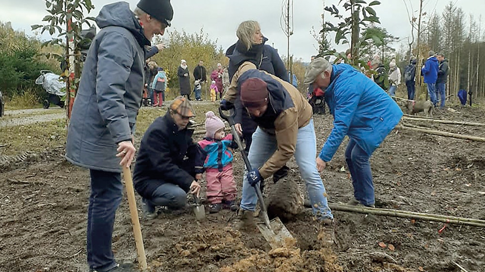 Baumpflanzaktion am Hexentanzplatz für Neuenrader Babys