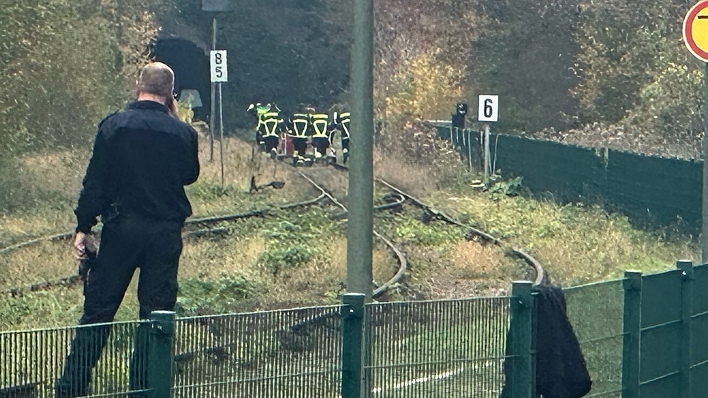 EILMELDUNG: Feuerwehr sucht nach möglicher verletzter Person