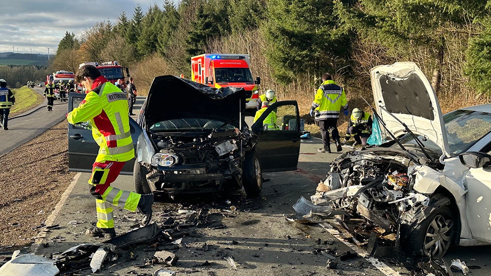 Zwei Personen bei Frontalunfall schwer verletzt